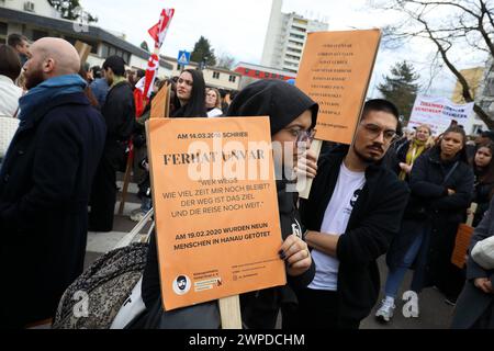 Bundesweite Gedenkdemonstration vier Jahre nach dem rassistischen Anschlag vom 19. Februar 2020 in Hanau - Gegen Rechte Terror in Deutschland - Sag ihre Namen - Rassistische Morde - Deutschland, GER, DEU Germany, Hanau, 17.02.2024 - Tausende gedenken der Attentat-Opfer von Hanau, setzen ein Zeichen gegen Rassismus und prangern Fehler der Behörden an. Die Demoteilnehmer versammelten sich am Kurt-Schumacher-Platz in Hanau-Kesselstadt und erreichten nach ca. Eine Stunde den Marktplatz der Hanauer Innenstadt. Hier fand die Abschlusskundgebung mit zahlreichen Angehörigen der Opfer statt. Name d Stockfoto