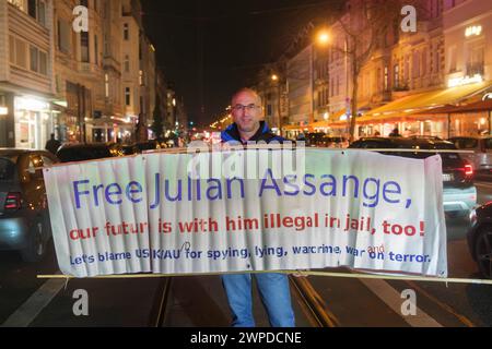 Ein einziger Mann protestiert am Abend in der Aachenerstraße in Köln gegen die Freilassung von Julian Assange. Stockfoto