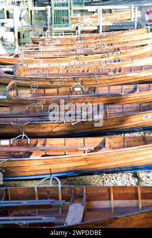 Großbritannien, Cumbria, Ambleside, Ruderboote aus Holz können am Lake Windermere gemietet werden. Stockfoto