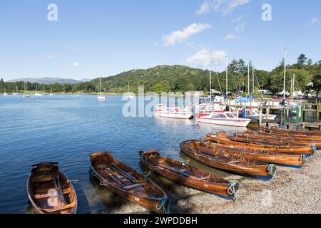 Großbritannien, Cumbria, Ambleside, Ruderboote aus Holz können am Lake Windermere gemietet werden. Stockfoto