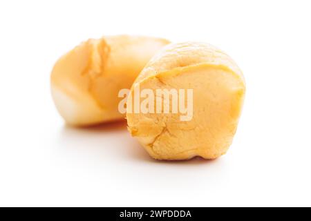 Geräucherter Mini-Scamorza-Käse. Traditioneller italienischer Käse auf weißem Hintergrund. Stockfoto