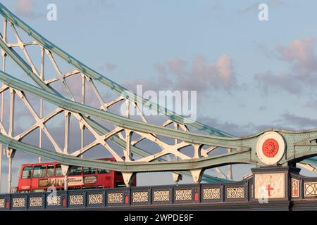 Großbritannien, London, Tower Bridge mit dem Eisenbau und der Londoner Busüberquerung. Stockfoto