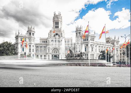 Timelapse an der Statue auf der Plaza de Cibeles mit der Darstellung der gleichnamigen Göttin und zwei Löwen mit spanischen Fahnen, die im Sieg winken Stockfoto