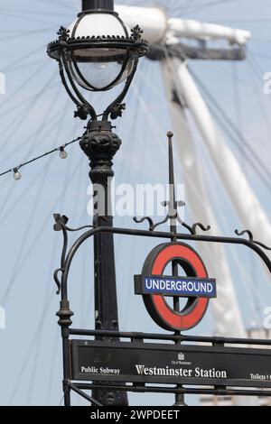 Großbritannien, London, unterirdischer Eingang an der Westminster Bridge mit Millennium Wheel im Hintergrund. Stockfoto