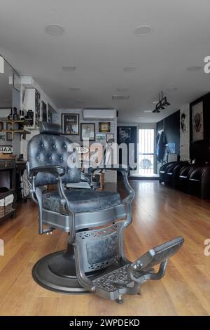 Larnaca, Zypern - 4. Februar 2024: Altmodischer Ledersessel in einem Friseurladen in der Innenstadt. Stockfoto