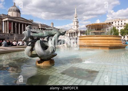 Großbritannien, London, Bronze Delphin und Wassermännern Brunnen Skulptur von William McMillan, Trafalger Square, 1948. Stockfoto