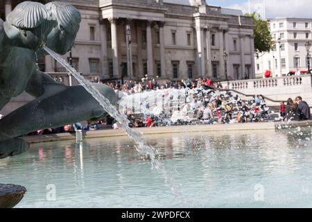 Großbritannien, London, Bronze Dolphin and Mermen Brunnenskulptur von William McMillan, Trafalgar Square, 1948. Stockfoto