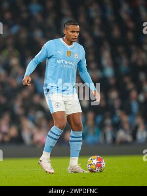 Etihad Stadium, Manchester, Großbritannien. März 2024. Manuel Akanji (Manchester City) kontrolliert den Ball während eines Achtelfinale der Champions League, Manchester City gegen den FC Kopenhagen, im Etihad Stadium in Manchester, England. Kim Price/CSM/Alamy Live News Stockfoto