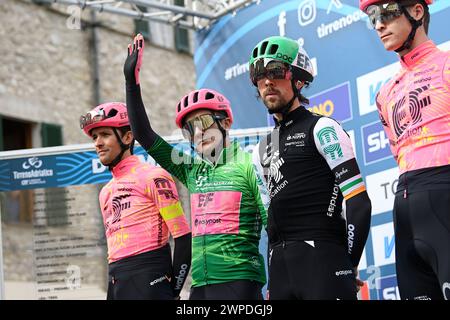 Italia. März 2024. Richard Carapaz (EF Education-EasyPost) Green Jerseygestures wartet auf den Start des 59. Tirreno-Adriatico 2024, Stufe 4 einen Kilometer von Arrone nach Giulianova am 07. März 2024 in Giulianova, Abruzzen, Italien. (Foto: Fabio Ferrari/LaPresse) Credit: LaPresse/Alamy Live News Stockfoto