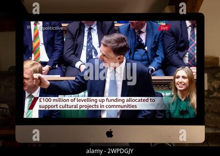 Jeremy Hunt Tory Conservative Chancellor of the Exchequer übergibt am 6. März den Frühjahrshaushalt 2024 an das britische Unterhaus London England Stockfoto