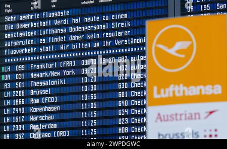 München, Deutschland. März 2024. Am Flughafen München ist eine Schautafel mit Informationen zum Streik und dem Lufthansa-Logo zu sehen. Die gewerkschaft Verdi lähmt am Donnerstag und Freitag wichtige Teile des deutschen Luftverkehrs mit erneuten Warnstreiks mehrerer Berufsgruppen. Quelle: Sven Hoppe/dpa/Alamy Live News Stockfoto