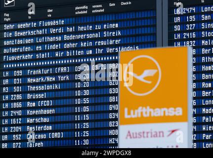 München, Deutschland. März 2024. Am Flughafen München ist eine Schautafel mit Informationen zum Streik und dem Lufthansa-Logo zu sehen. Die gewerkschaft Verdi lähmt am Donnerstag und Freitag wichtige Teile des deutschen Luftverkehrs mit erneuten Warnstreiks mehrerer Berufsgruppen. Quelle: Sven Hoppe/dpa/Alamy Live News Stockfoto