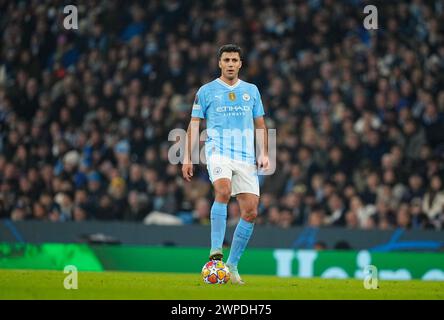 Etihad Stadium, Manchester, Großbritannien. März 2024. Rodri (Manchester City) kontrolliert den Ball während eines Achtelfinale der Champions League, Manchester City gegen den FC Kopenhagen, im Etihad Stadium in Manchester, England. Kim Price/CSM/Alamy Live News Stockfoto