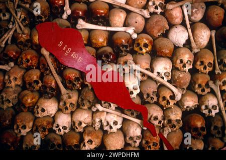 Karte aus Schädeln und Knochen von Opfern, aufgenommen 1995, Toul Sleng Genocide Museum; Phnom Penh, Kambodscha Stockfoto