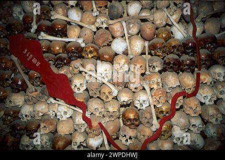 Karte aus Schädeln und Knochen von Opfern, aufgenommen 1996, Toul Sleng Genocide Museum; Phnom Penh, Kambodscha Stockfoto
