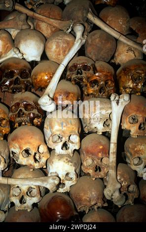 Schädel und Knochen von Opfern, aufgenommen 1996, Toul Sleng Genocide Museum; Phnom Penh, Kambodscha Stockfoto
