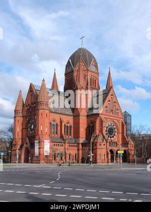 Berlin, 24. Februar 2023, Heilig-Kreuz-Kirche in Kreuzberg an der Ecke Zossener Straße/Blücherstraße Stockfoto