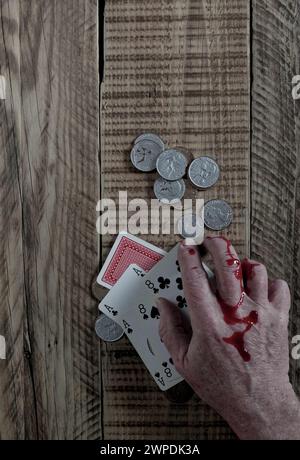 Dead Mans Hand spielt Karten Asse und Acht auf bewaldetem Hintergrund. Mit blutbefleckter Hand. Stockfoto