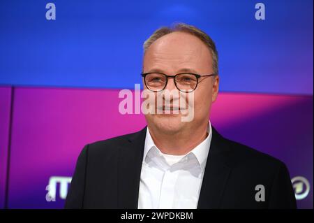 Moderator Oliver Welke zu Gast in der ARD Talkshow Maischberger *** Moderator Oliver Welke als Gast in der ARD Talkshow Maischberger Stockfoto