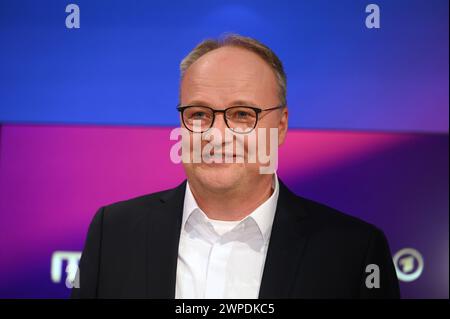 Moderator Oliver Welke zu Gast in der ARD Talkshow Maischberger *** Moderator Oliver Welke als Gast in der ARD Talkshow Maischberger Stockfoto