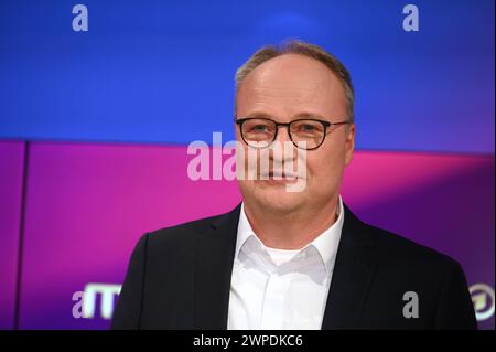 Moderator Oliver Welke zu Gast in der ARD Talkshow Maischberger *** Moderator Oliver Welke als Gast in der ARD Talkshow Maischberger Stockfoto