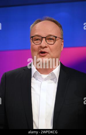 Moderator Oliver Welke zu Gast in der ARD Talkshow Maischberger *** Moderator Oliver Welke als Gast in der ARD Talkshow Maischberger Stockfoto