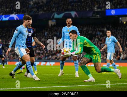 Etihad Stadium, Manchester, Großbritannien. März 2024. Ederson (Manchester City) kontrolliert den Ball während eines Achtelfinale der Champions League, Manchester City gegen den FC Kopenhagen, im Etihad Stadium in Manchester, England. Kim Price/CSM/Alamy Live News Stockfoto