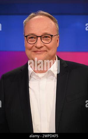 Moderator Oliver Welke zu Gast in der ARD Talkshow Maischberger *** Moderator Oliver Welke als Gast in der ARD Talkshow Maischberger Stockfoto