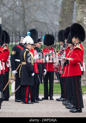 Wellington Barracks, London, Großbritannien. März 2024. Die Inspektion der Fußschützer und Bänder durch den Generalmajor, um zu überprüfen, ob ihre Sommeruniformen und der Bohrstandard ausreichend hoch sind für die kommende Zeremonialsaison, findet in den Wellington Barracks durch Generalmajor James Bowder statt, der die Haushaltsabteilung kommandiert. Quelle: Malcolm Park/Alamy Live News Stockfoto