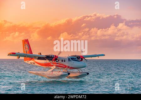Exotische Transporturlaubsszene mit Wasserflugzeug auf der Meereslandung der Malediven. Wasserflugzeug über dem Sonnenuntergang vor der Landung. 02.02.22, Ari-Atoll, Malediven Stockfoto
