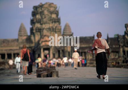 Touristen und Einheimische gehen zu Fuß zum Haupteingang, Angkor Wat Tempel, aufgenommen 1995, Siem Riep, Kambodscha Stockfoto