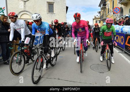 Italia. März 2024. White Jersey VAUQUELIN Kévin ARKEA-B&amp;B HOTELS TEAM, Jersey Blu AYUSO PESQUERA Juan UAE TEAM EMIRATES, Cyclamin Trikot Jonathan Milan (Lidl-Trek) Green Jersey Richard Carapaz (EF Education-EasyPost) der Beginn des 59. Tirreno-Adriatico 2024, Stage 4 a km von Arrone nach Giulianova am 07. März 2024 in Giulianova, Italien. (Foto: Gian Mattia D'Aberto/LaPresse) Credit: LaPresse/Alamy Live News Stockfoto