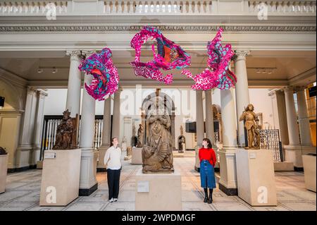 London, Großbritannien. März 2024. Anlässlich des Internationalen Frauentages wurde der von den Dovecot Studios in Auftrag gegebene Edinburgh Seven Tapestry im V&A (Victoria & Albert Museum) South Kensington enthüllt. Das von der Künstlerin Christine Borland entworfene Garn dauerte über 4.000 Stunden und 90.500 Meter Garn. Das Werk erinnert an die „Edinburgh Seven“, die ersten Frauen, die sich 1869 an einer britischen Universität immatrikuliert haben. Wird vom 8. März bis 27. Mai 2024 ausgestellt. Guy Bell/Alamy Live News Stockfoto