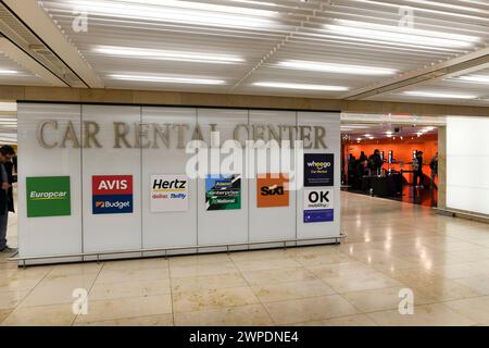 Super-Streiktag 07.03.2024 Streik des Sicherheitspersonals und Bodenpersonals auf dem Flughafen Frankfurt Rhein Main für bessere Arbeitsbedingungen Lohnerhöhung nach Aufruf der Vereinigte Dienstleistungsgewerkschaft VERDI und der GDL Lokführergewerkschaft hier leere Anzeigetafel in Halle A und B Terminal 1 keine startet nur Landungen hier Schlange stehen am Leihwagen Schalter Frankfurt Main Hessen Deutschland *** Super Strike Day 07 03 2024 Strike of Sicherheitspersonal und Bodenpersonal am Flughafen Frankfurt-Rhein-Main für bessere Arbeitsbedingungen Lohnerhöhung nach Abruf durch die United Services U Stockfoto