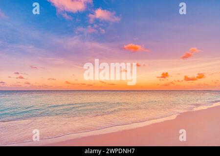 Sommerlandschaft wunderschöne Wellen, Sonnenuntergang Meer Sand Himmel. Fantastischer mediterraner tropischer Naturhintergrund. Wunderschöne helle Meeresbucht Wellen plätschern Stockfoto