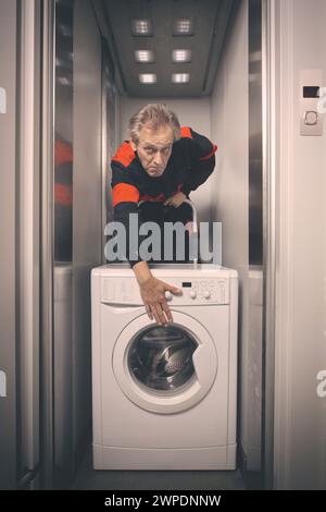 Ein älterer Mann in der Waschmaschine auf dem Wagen mit Aufzug Stockfoto