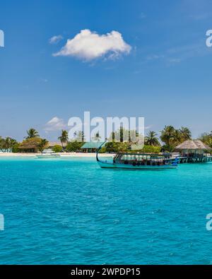 Inspirierendes Stranddesign auf den Malediven. Malediven traditionelles Boot Dhoni und perfektes blaues Meer mit Lagunenbucht. Luxuriöses tropisches Resort Hotel Paradies Küste Stockfoto