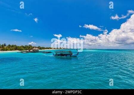 Inspirierendes Stranddesign auf den Malediven. Malediven traditionelles Boot Dhoni und perfektes blaues Meer mit Lagunenbucht. Luxuriöses tropisches Resort Hotel Paradies Küste Stockfoto