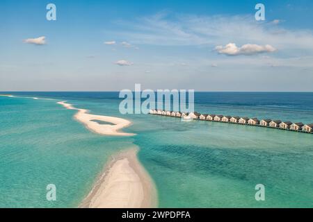 Die paradiesische Landschaft der Malediven. Tropische Luftlandschaft, Meereslandschaft mit langem Steg, Wasservillen, fantastisches Meer und Lagunenstrand, tropische Natur. Exoten Stockfoto
