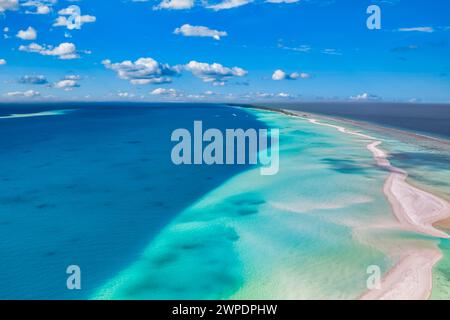 Die paradiesische Landschaft der Malediven. Tropische Luftlandschaft, Meereslandschaft mit langem Steg, Wasservillen, fantastisches Meer und Lagunenstrand, tropische Natur. Exoten Stockfoto