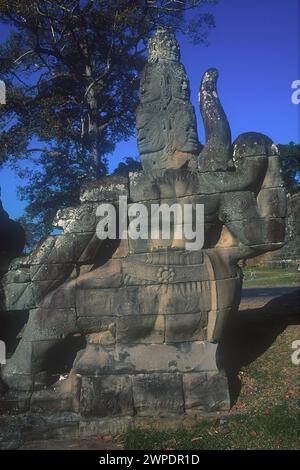 Statuen einer mehrköpfigen Devas-Zugschlange, die das Aufwirbeln des Ozeans der Milch von Ramayana, Victory Gate, Angkor Thom, Angkor Wat comple darstellen Stockfoto