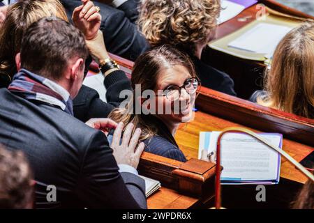 Paris, Frankreich. März 2024. Aurore Bergé, Delegierte des Ministerpräsidenten, zuständig für die Gleichstellung von Frauen und Männern und den Kampf gegen Diskriminierung, aus der Sicht der Anfragen an die Regierung in der Nationalversammlung. Eine wöchentliche Sitzung der Befragung der französischen Regierung findet in der Nationalversammlung im Palais Bourbon in Paris statt. Quelle: SOPA Images Limited/Alamy Live News Stockfoto