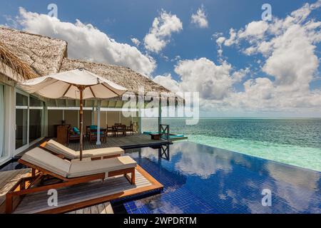 Wunderschöne Panoramablick-Seelandschaft, romantischer Luxus-Strandurlaub für Flitterwochen-Paare, tropischer Urlaub im luxuriösen Hotelresort. Fantastisch Stockfoto