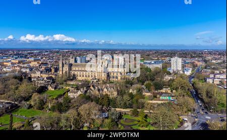 Ein Blick aus der Vogelperspektive auf die Kathedrale und das Gelände in Peterborough, Großbritannien an einem hellen sonnigen Tag Stockfoto