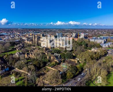 An einem hellen sonnigen Tag aus nächster Nähe auf die Kathedrale und das Gelände in Peterborough, Großbritannien Stockfoto