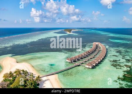 Atemberaubende Luftlandschaft auf den Malediven. Perfekte Aussicht auf das blaue Meer und das Korallenriff von der Drohne oder vom Flugzeug. Exotische Sommer Reise und Urlaubslandschaft Stockfoto