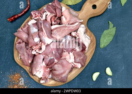 Schweinefleisch in Stücke geschnitten liegt auf einem Schneidebrett. Das Fleisch ist fertig zum Kochen. Blick von oben. Stockfoto