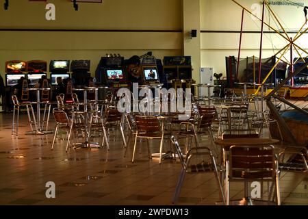 Kiew. Kiew. Ukraine. 02.21.2024. Cafe mit Spielautomaten ohne Leute, früh am Morgen. Stockfoto