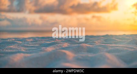 Nahaufnahme Meer Sandstrand. Fantastische, leere Strandlandschaft. Inspirieren Sie die tropische Insellandschaft am Horizont. Orange Gold lila Sonnenuntergang Sonnenaufgang Himmel ruhiges Licht Stockfoto
