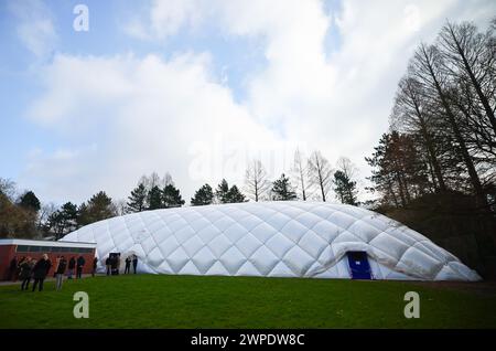 Hamburg, Deutschland. März 2024. Die neue luftgestützte Sporthalle an der Bezirksschule Finkenwerder. Vor etwas mehr als einem Jahr wurde das Gymnasium der Bezirksschule und des Gymnasiums in Hamburg-Finkenwerder nach einer Gasexplosion durch einen Brand vollständig zerstört. Quelle: Christian Charisius/dpa/Alamy Live News Stockfoto